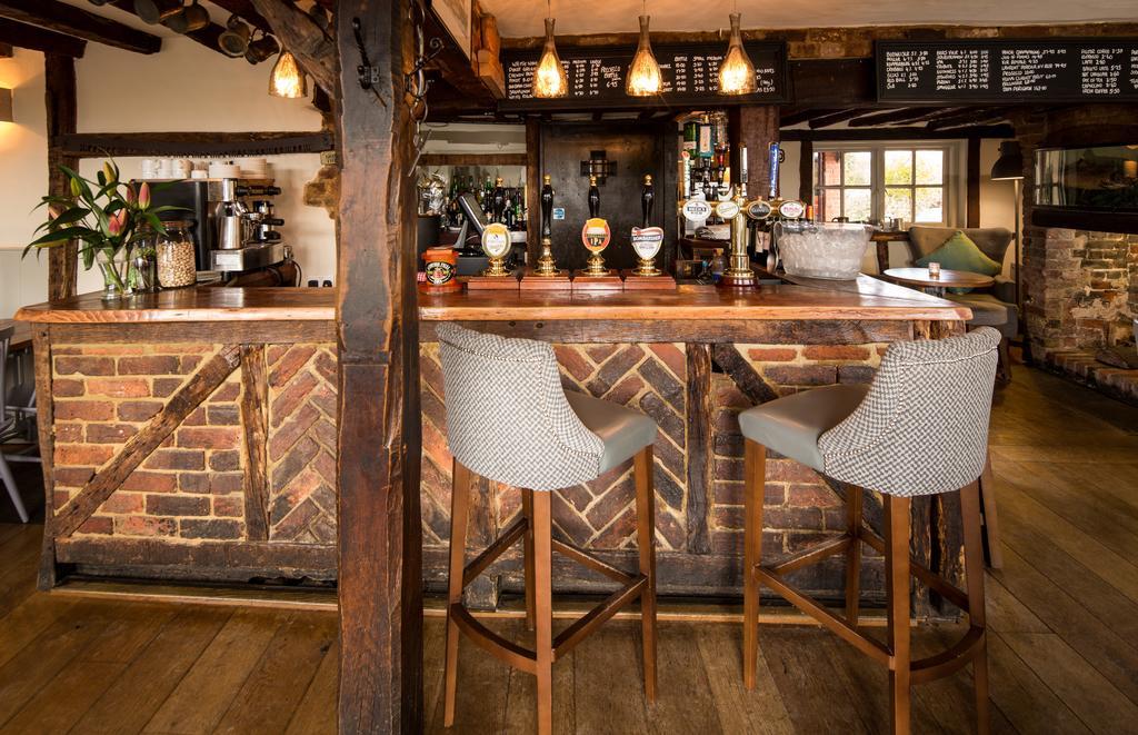 The Chequers Inn บีคอนส์ฟิลด์ ภายนอก รูปภาพ